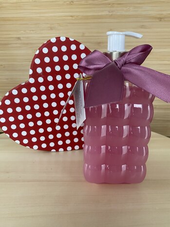 Valentijn. Douche- en badgel met pompje met de geur van granaatappel en sheaboter Romantic Vintage (Bath & Shower Gel) 480 ml