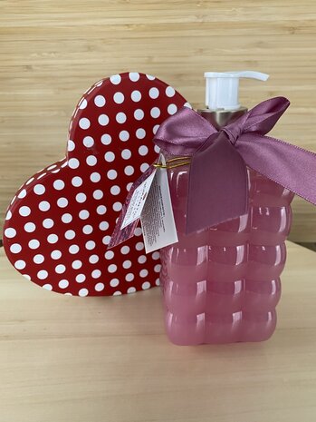  Douche- en badgel met pompje met de geur van granaatappel en sheaboter Romantic Vintage (Bath & Shower Gel) 480 ml